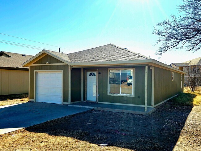 Building Photo - Cozy 3 Bedroom House