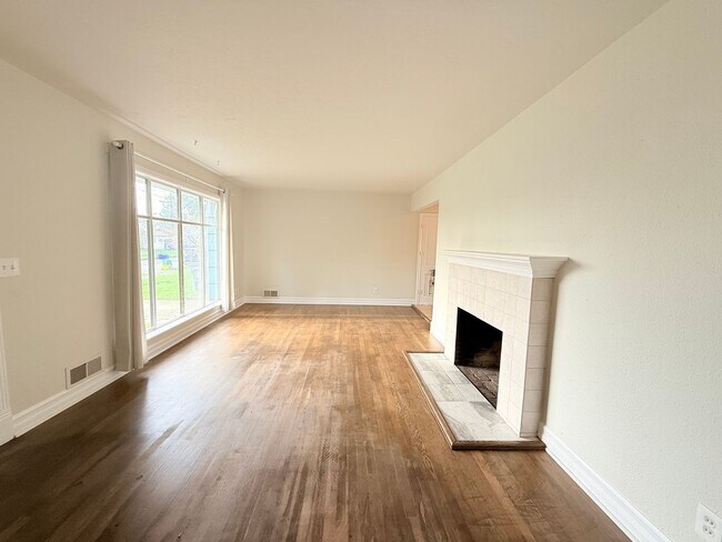 Foto del edificio - Updated 3-Bedroom Home with Fenced Yard & Garage in Portland