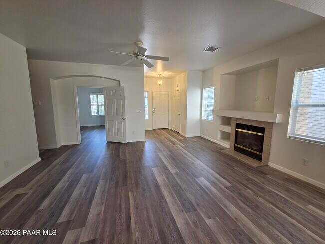 Foto del edificio - 556 N Robles St