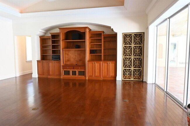 Foto del edificio - 8050 Whitford Ct