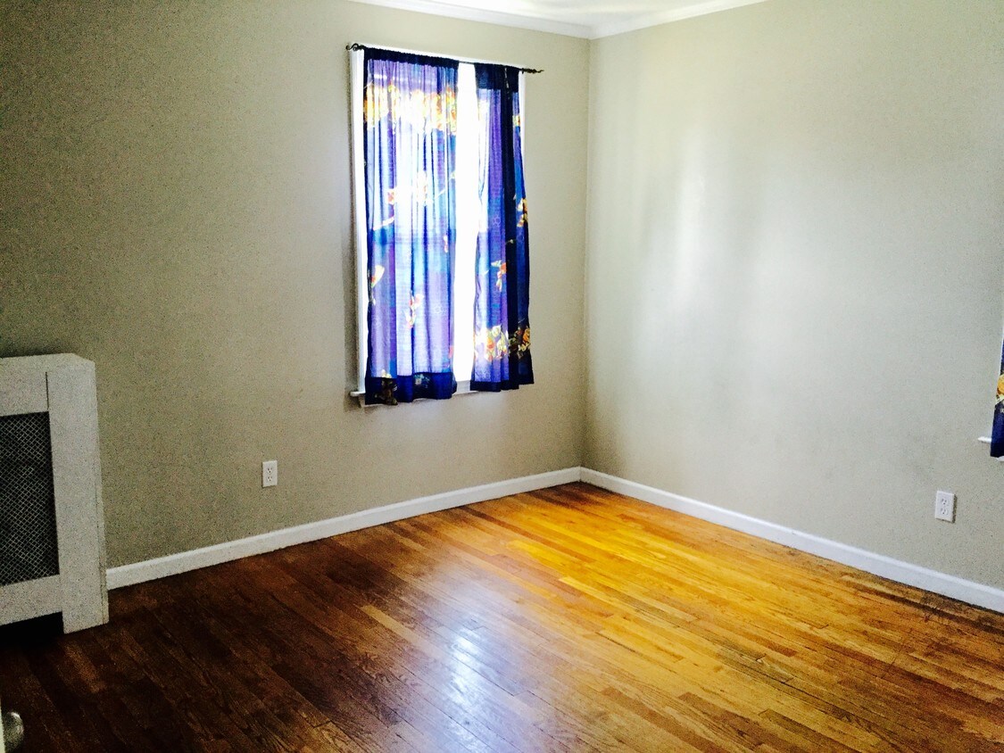 Rear bedroom 3 - 131 Monroe St