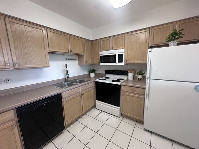 Building Photo - 234 W Ct of Shorewood