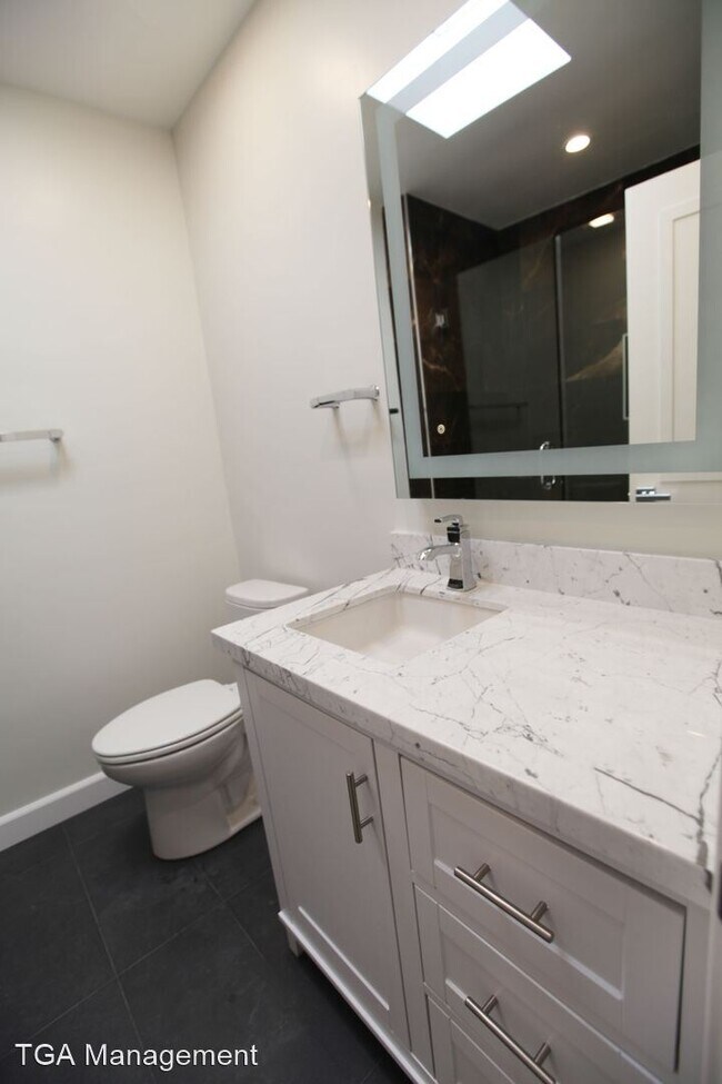 Building Photo - 915 3rd St