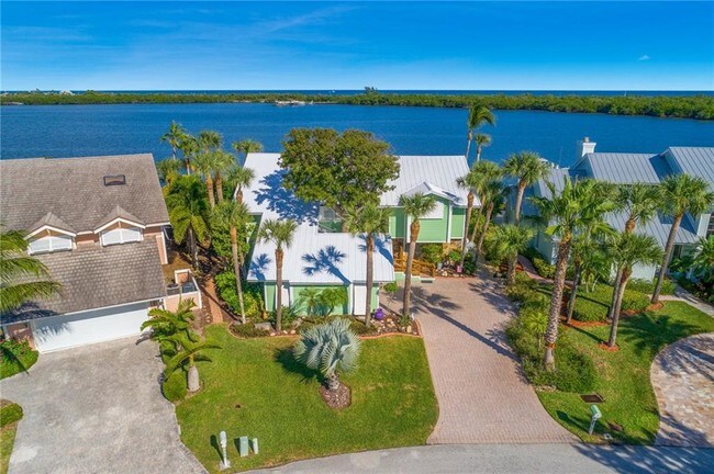 Foto del edificio - 4040 NE Joes Point Rd