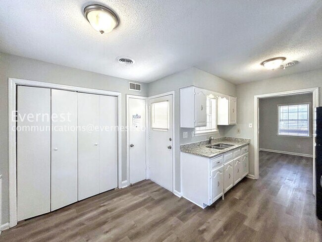 Foto del edificio - 3500 Panbrook Cove