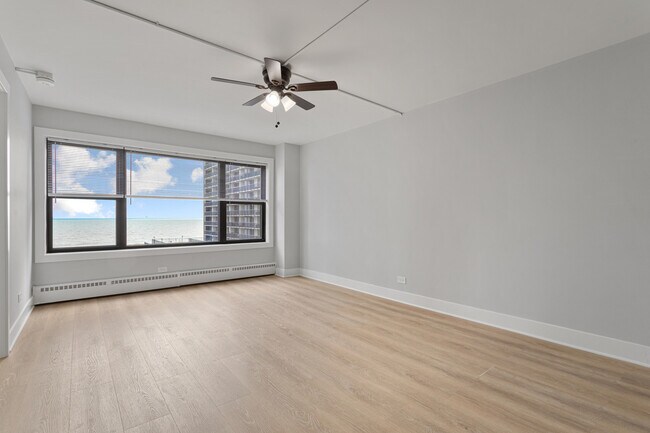Building Photo - 5858 N Sheridan Rd