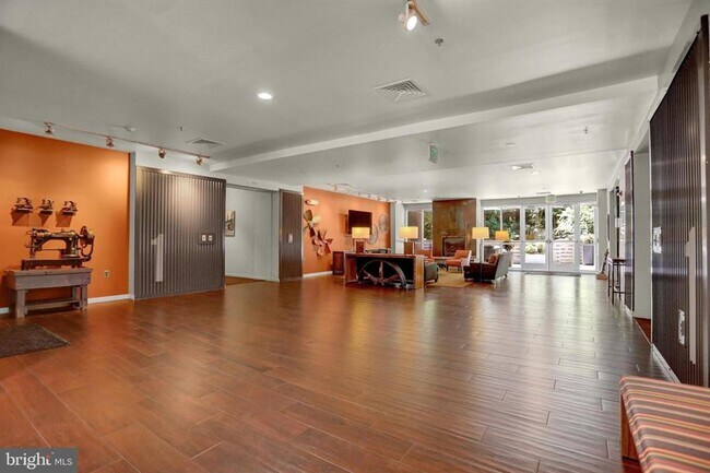 Building Photo - *Trendy Penthouse Condo in the Heart of Wo...