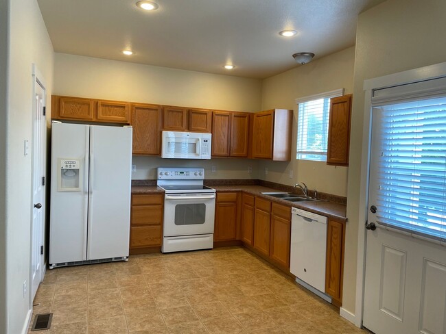 Building Photo - 2 weeks free rent!! 2-Story Townhome- Powe...