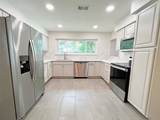 Foto del edificio - 6210 Creekside Ln