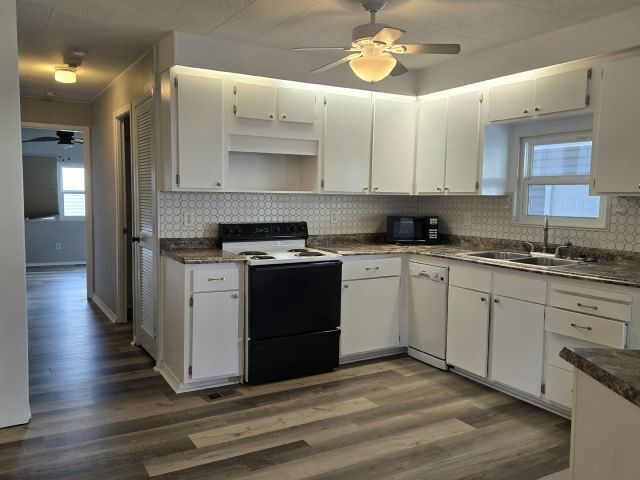 Building Photo - 407 50th Avenue Plaza W