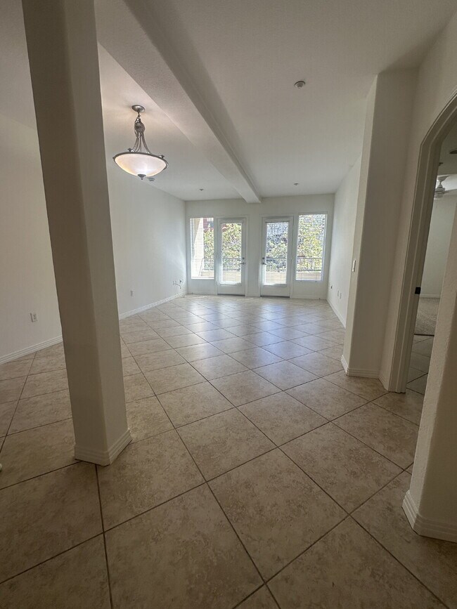 Foto del edificio - $3,950 - 2 Bed / 2 Bath City Walk Condo in Downtown San Diego