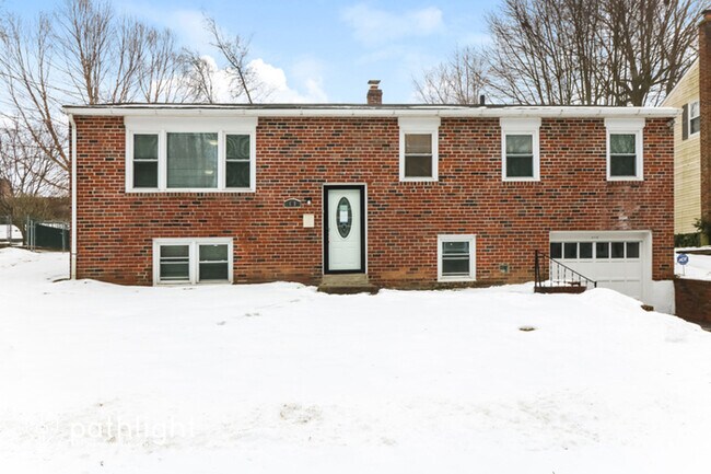 Foto del edificio - 418 Camelot Drive