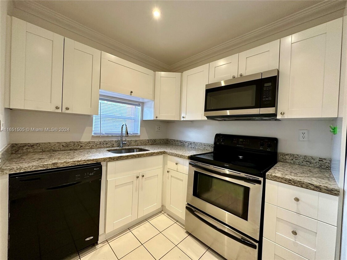 Foto del edificio - 6135 NW 186th St