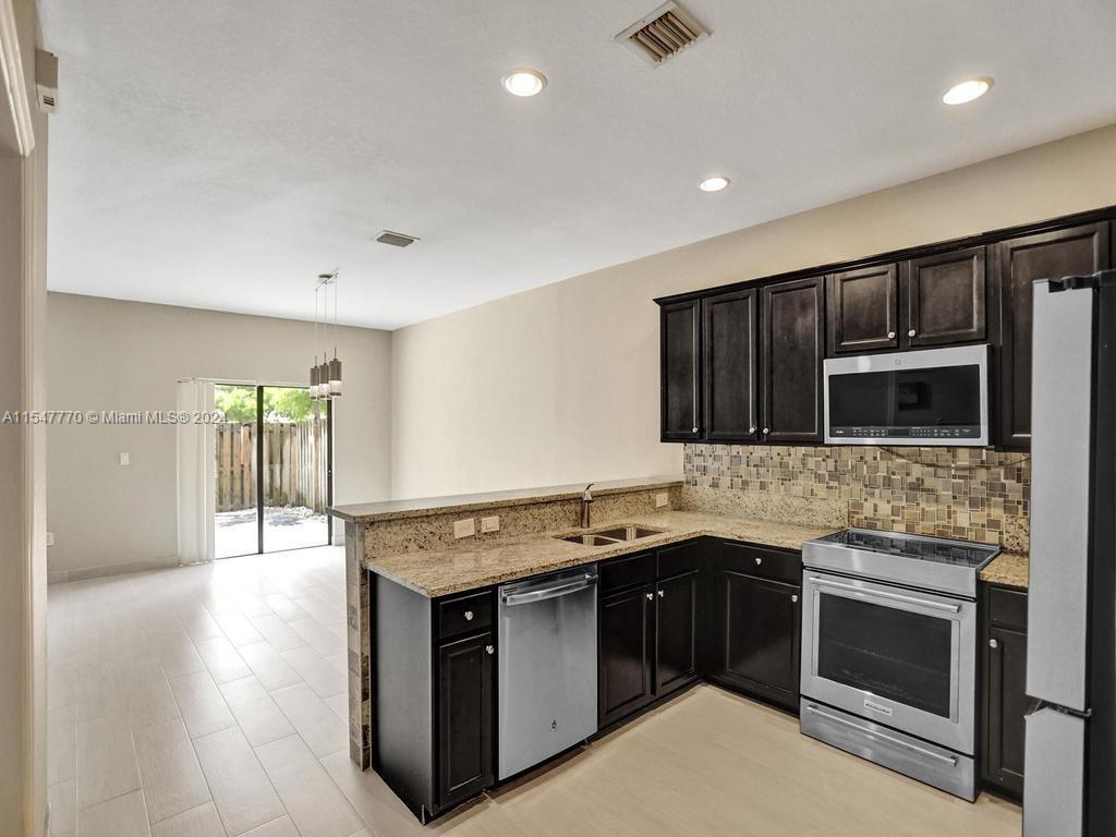 Foto principal - 8925 NW 102nd Ct