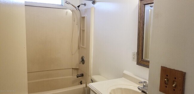 Building Photo - 552 Duchess Ct