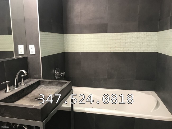 Foto del edificio - 1 br, 1 bath  - 225 Maujer St