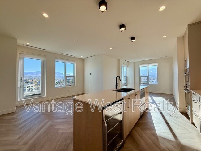 Building Photo - 3340-3340 Lakeshore Rd