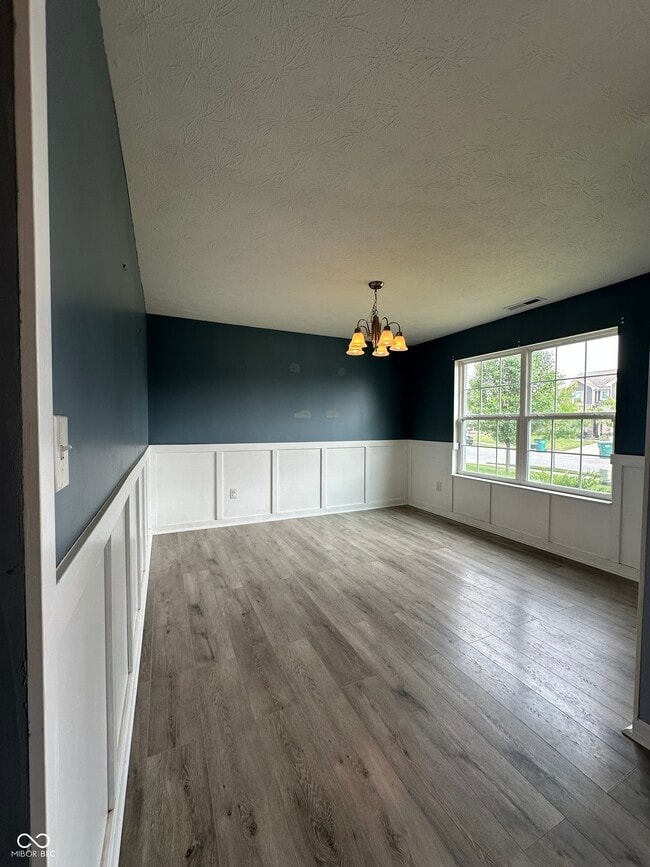 Building Photo - 972 Redwood Dr