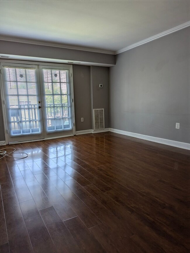Foto del edificio - Gorgeous 2 Bed 1 Bath Condo with Private Balcony, UTILITIES INCLUDED, In Mayflower Square