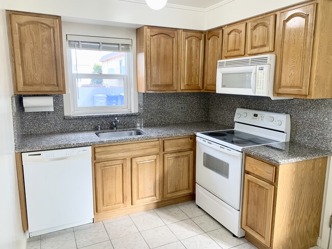 Kitchen - 216 Paramount Dr