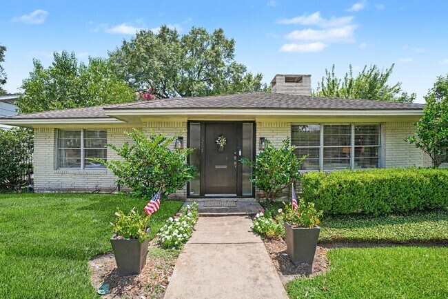 Foto del edificio - 6267 Chevy Chase Dr