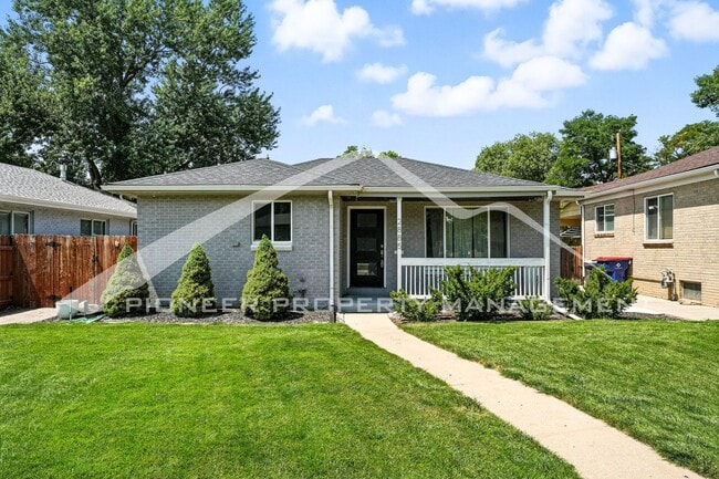 Spacious Home with Central AC and Fenced Yard - Spacious Home with Central AC and Fenced Yard
