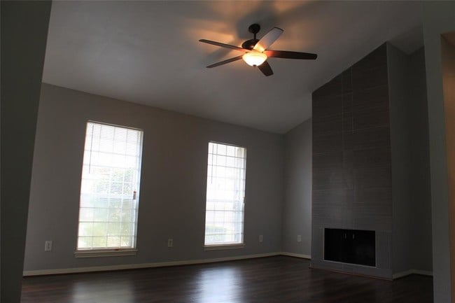 Building Photo - 9341 Westwood Village Dr