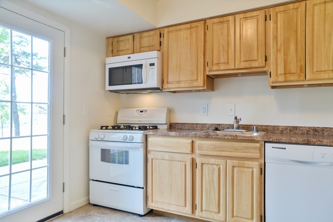 Classic town home kitchen with/patio - Potomac Commons