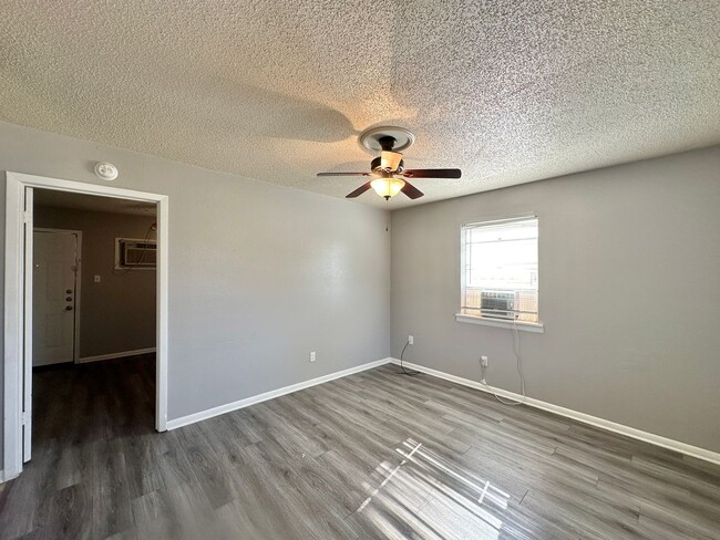 Building Photo - 403 Robertson Ave