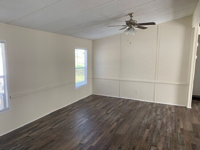 Building Photo - 3BD/1B Newly renovated mobile home off of ...