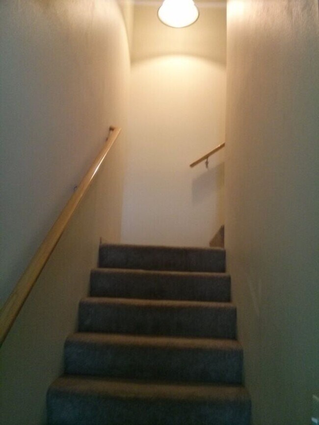 Foto del edificio - Stylish Three Bedroom Townhome In Camas!!