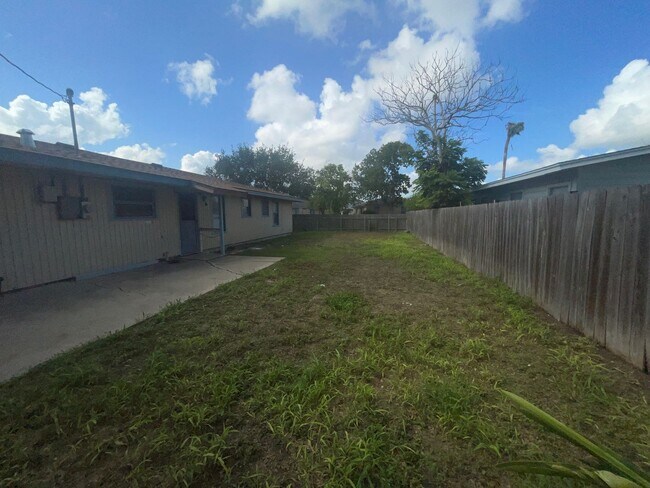 Foto del edificio - 3/2/2 home on a quiet street. Centrally lo...