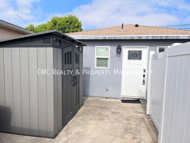 Building Photo - Cozy Studio Available Now