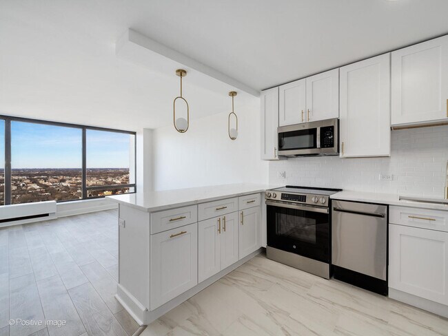 Building Photo - 5445 N Sheridan Rd