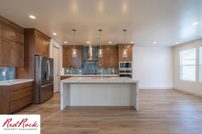 Foto del edificio - 7 Bedroom Home with 5 Car Garage