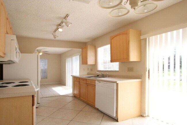 Foto del edificio - 3BD/2.5BA Townhome with Lake Views!!