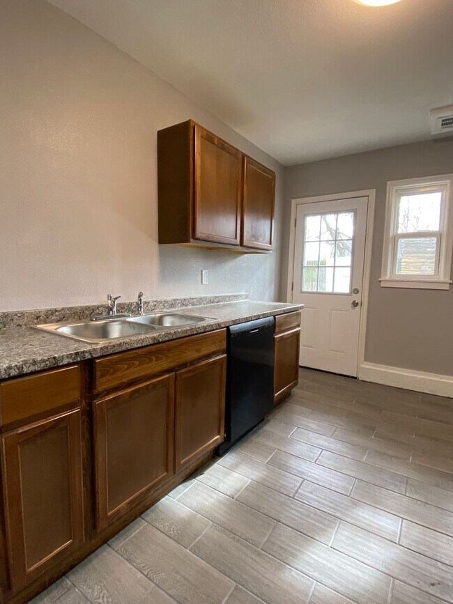 Foto del edificio - 2 bedroom in West Tulsa!!