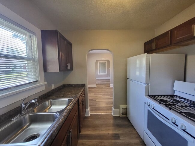 Building Photo - 2 Bedroom, 1 Bathroom home!