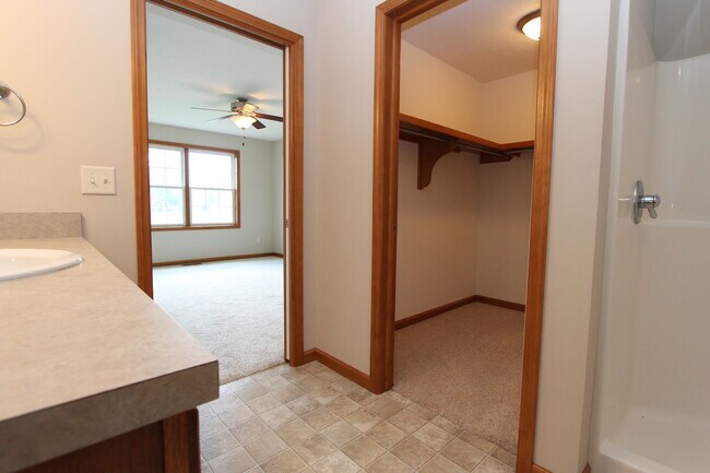 Foto del edificio - LIMITED TIME - FIRST MONTH RENT & HOA FREE...