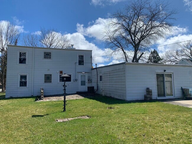 Building Photo - 670 Pfingsten Rd