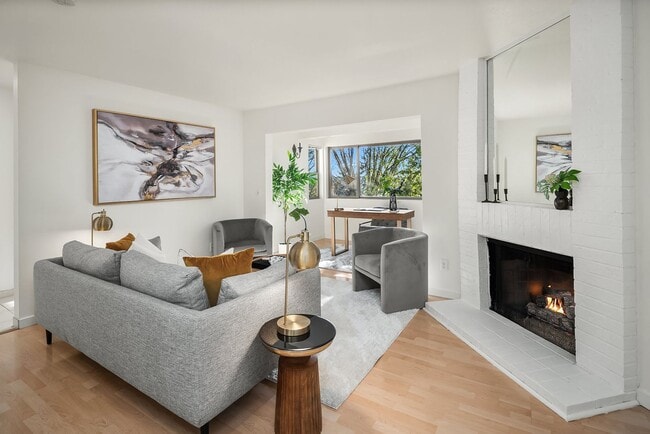 Building Photo - Bellevue Condo in Cherry Crest Vista with Updated Kitchen