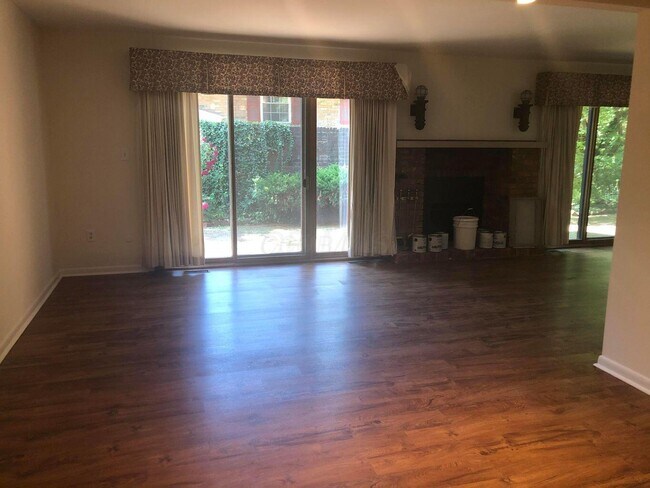 Foto del edificio - 1391 Bluff Ave