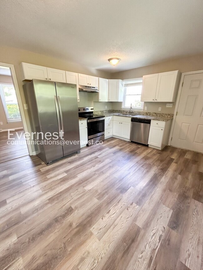 Foto del edificio - 3 Bed, 1.5 Bath Home with Fenced Yard / Pet-Friendly / Available Now!