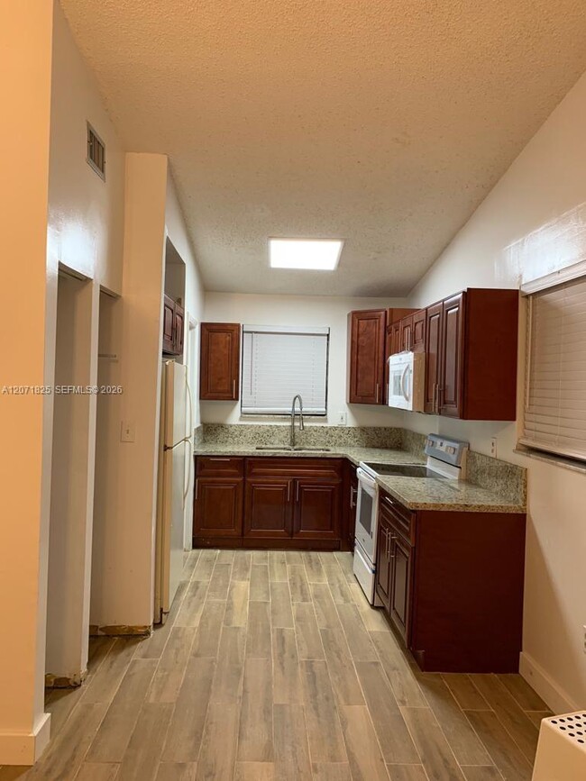 Foto del edificio - 1008 SW 8th St
