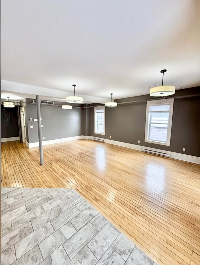Building Photo - Beautiful Executive Apartment Downtown Fre...