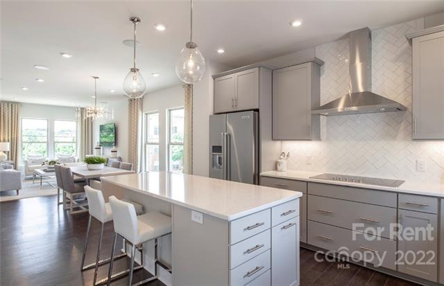 Foto del edificio - 16011 Roscoe Ln