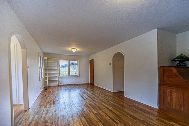 Foto del edificio - Charming three bedroom, two bath home with a Garage