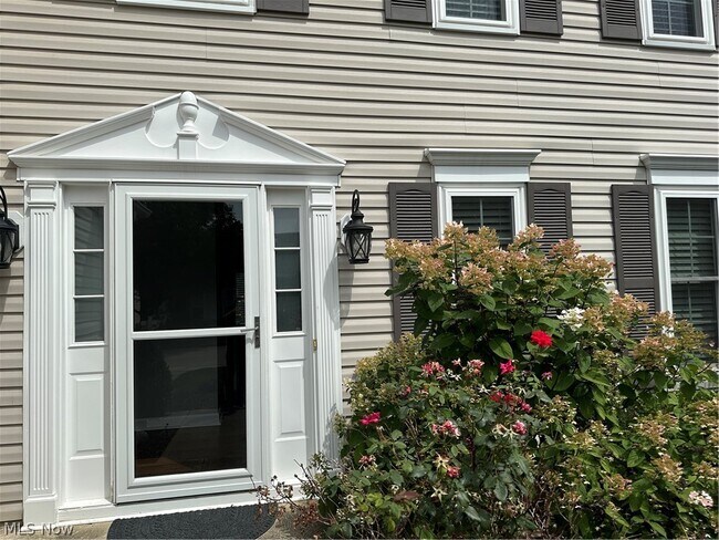 Building Photo - 1419 Ledgewood Ln