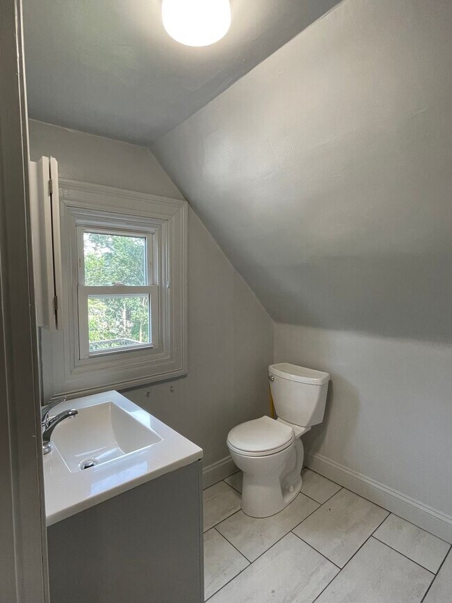 Building Photo - 1 Bed/1 Bath 3rd Floor Unit in Wilkinsburg