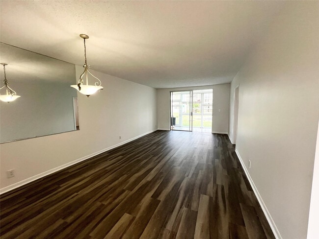 Foto del edificio - 6005 Del Lago Cir